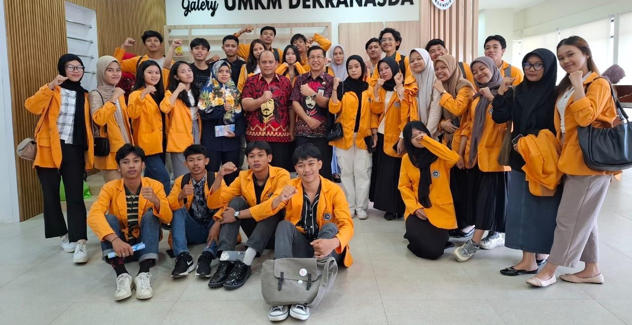 IST RUMAH PRODUKTIF -- Puluhan mahasiswa Kewirausahaan FEB UNM saat mengunjungi aktivitas Rumah Produktif di MPP Gowa. 