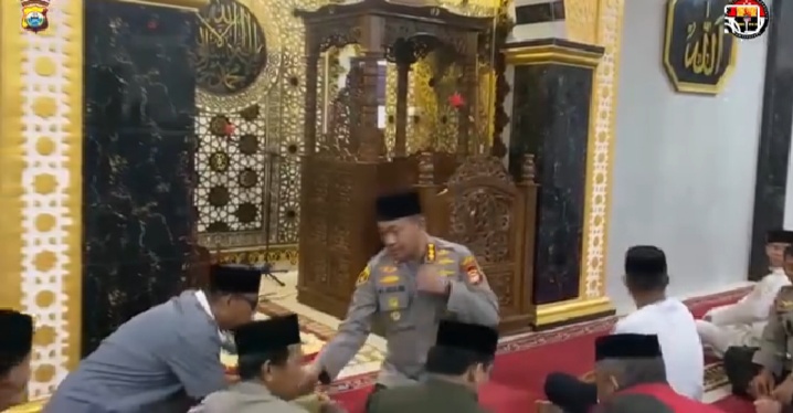 SAFARI SUBUH -- Kapolrestabes Makassar, Kombes Pol Mokhamad Ngajib menyampaikan sambutan di hadapan jemaah salat Subuh Masjid Anny Mujahidah Rasunnah, Jalan Abd Kadir Parang Tambung saat melaksanakan Safari Subuh, Kamis (16/5).