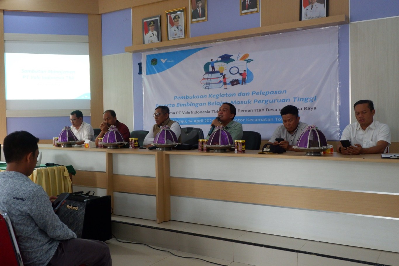 SAMBUTAN -- Director External Relations PT Vale, Endra Kusuma (tengah) sedang memberi sambutan pada pelaksanaan program Bimbel masuk perguruan tinggi kepada anak muda dari lima desa di Loeha Raya.