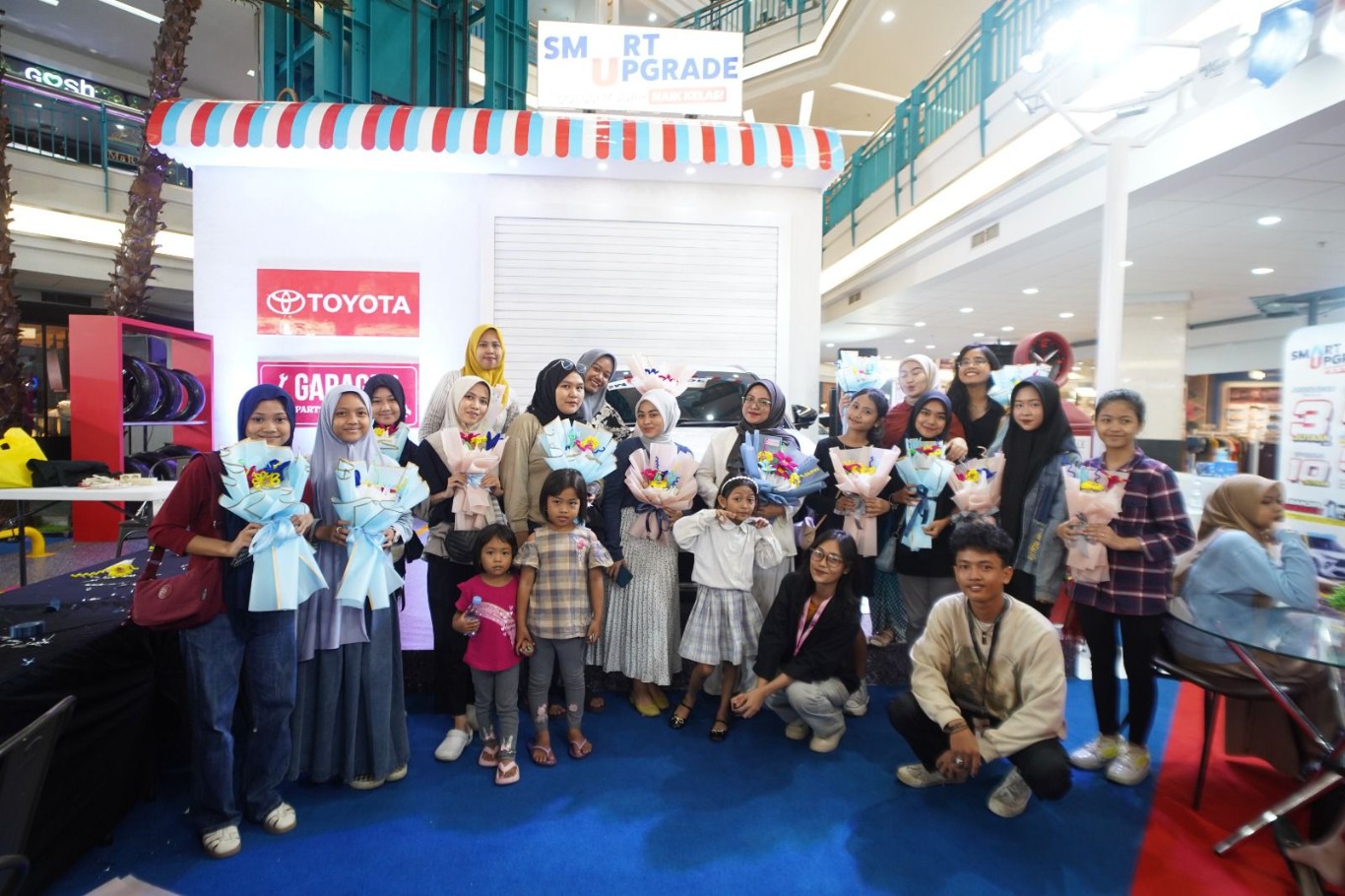 SMART UPGRADE -- Para pemenang tersenyum bahagia dengan hadiah yang diterimanya saat memenangi salah satu aktivitas yang digelar di Smart Upgrade Festival.