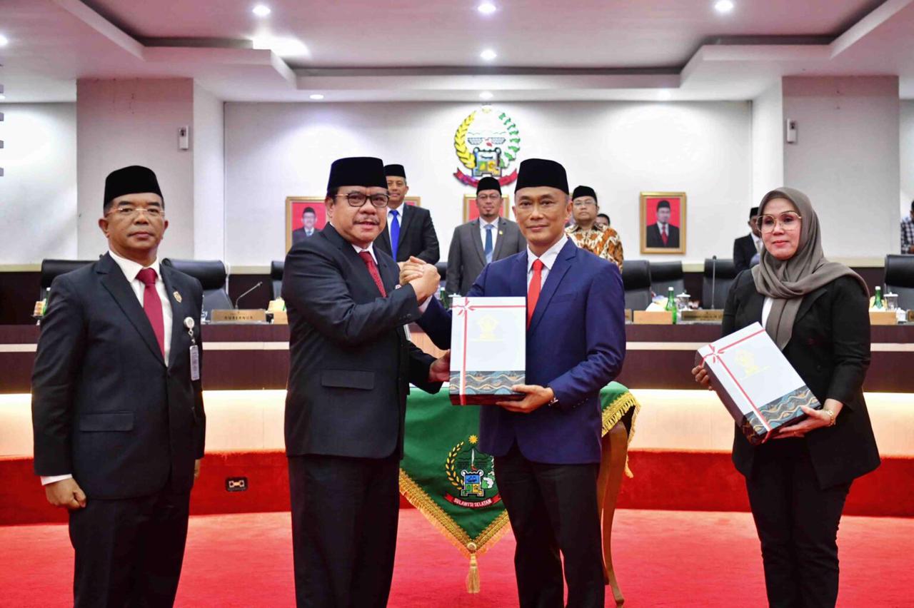 ist LHP--Auditor Utama BPK RI, Laode Nusriadi menyerahkan LHP LKPD ke Pj Gubernur Sulsel Zudan Arif Fakrulloh pada Rapat Paripurna yang digelar, di Kantor DPRD Sulsel, Rabu (29/5).