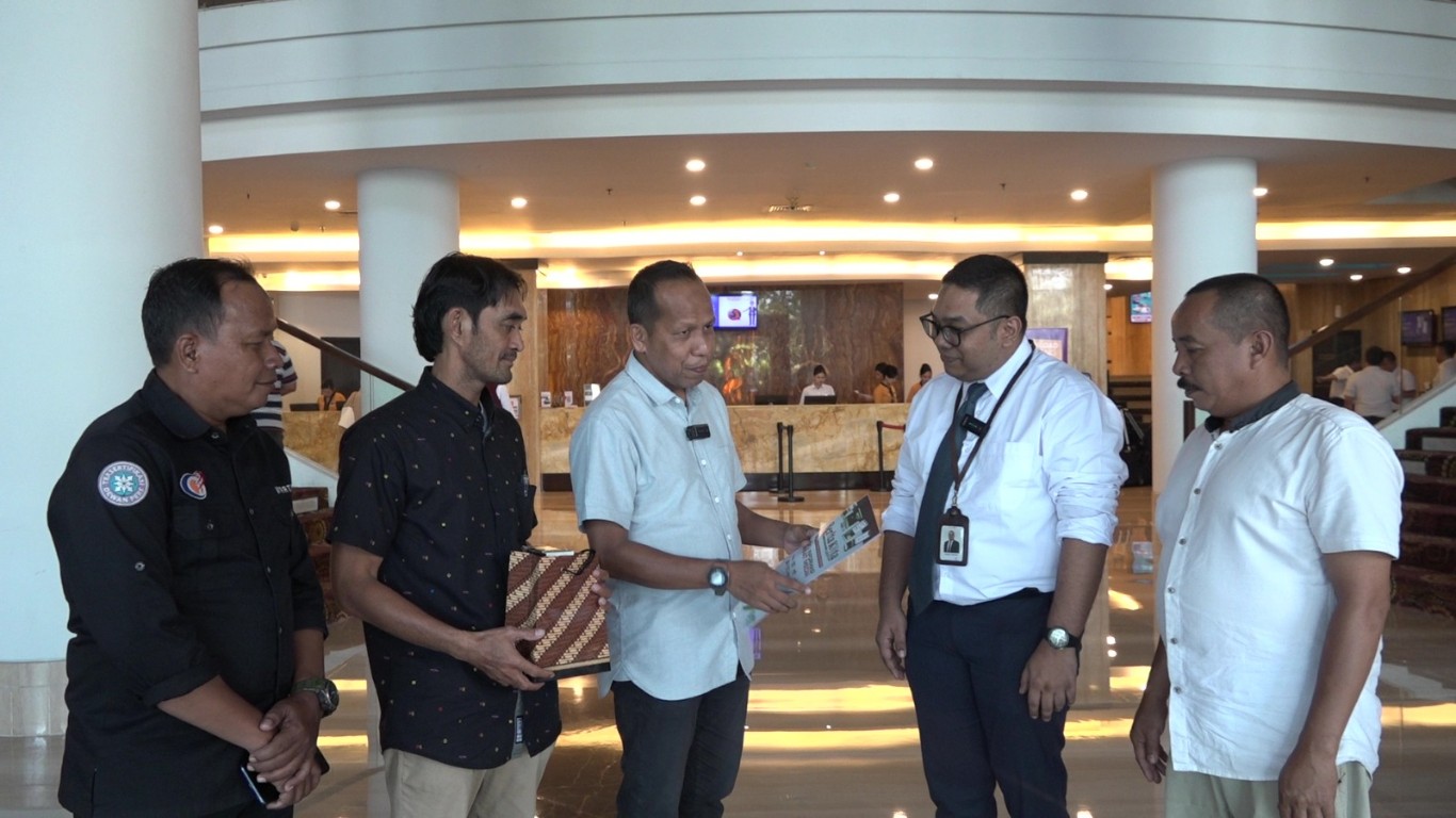 BKM/NUR HAMSAH SILATURAHMI--Harian Berita Kota Makassar  bersilaturahmi ke sejumlah mitra kerja seperti silaturahmi ke  Manajemen Claro Hotel,Senin (20/5). Di Claro Hotel, Direktur Harian Berita Kota Makassar, Muh Arsan Fitri didampingi Manajer Iklan BKM, Herdi Jusman serta Manajer Sirkulasi Ahmad T menyerahkan Piagam Apresiasi ke Marketing Communication Claro Hotel, Richwan Wahyudi.