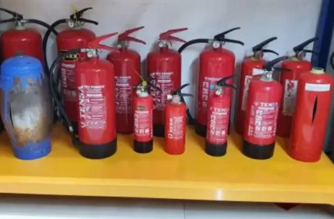 int HENTIKAN--Damkarmat Kota Makassar menyetop penarikan retribusi terhadap Apar.Hal itu dilakukan setelah marak oknum yang mengatasnamakan Damkarmat melakukan pungli di tempat usaha.Tampak petugas Damkarmat Kota Makassar membagikan Apar ke lorong wisata di 15 kecamatan untuk mencegah kebakaran di lorong belum lama ini.