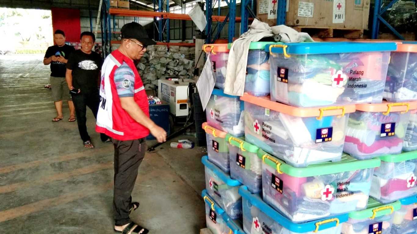 IST BANTUAN -- Dirut Perumda Air Minum Tirta Jeneberang, Hasanuddin Kamal yang juga salah seorang pengurus inti PMI Sulsel memimpin pendistribusian ratusan paket hygiene kit ke empat daerah terdampak bencana. 