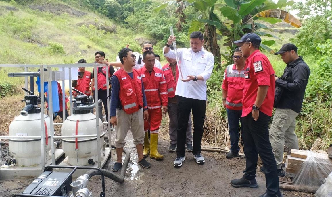IST BANTUAN -- Ketua Umum PMI Sulsel, Adnan Purichta Ichsan yang juga bupati Gowa, saat meninjau penjernihan air oleh relawan PMI di lokasi bencana di Luwu. 
