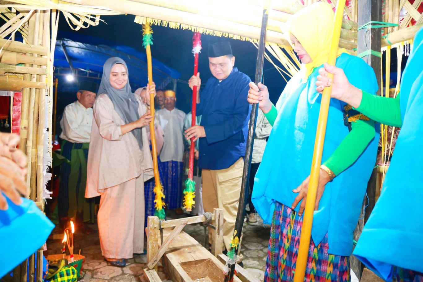 MAPPADENDANG -- Bupati Barru H Suardi Saleh didampingi Plt Ketua TP PKK Kabupaten Barru drg Hj Ulfah Nurul Huda Suardi, MARS menghadiri Pesta Rakyat Mappadendang Desa Binuang di Rumah Adat Sao Soro Kannae Dusun Lapao Desa Binuang Kecamatan Balusu Kabupaten Barru, Sabtu (11/5) malam.