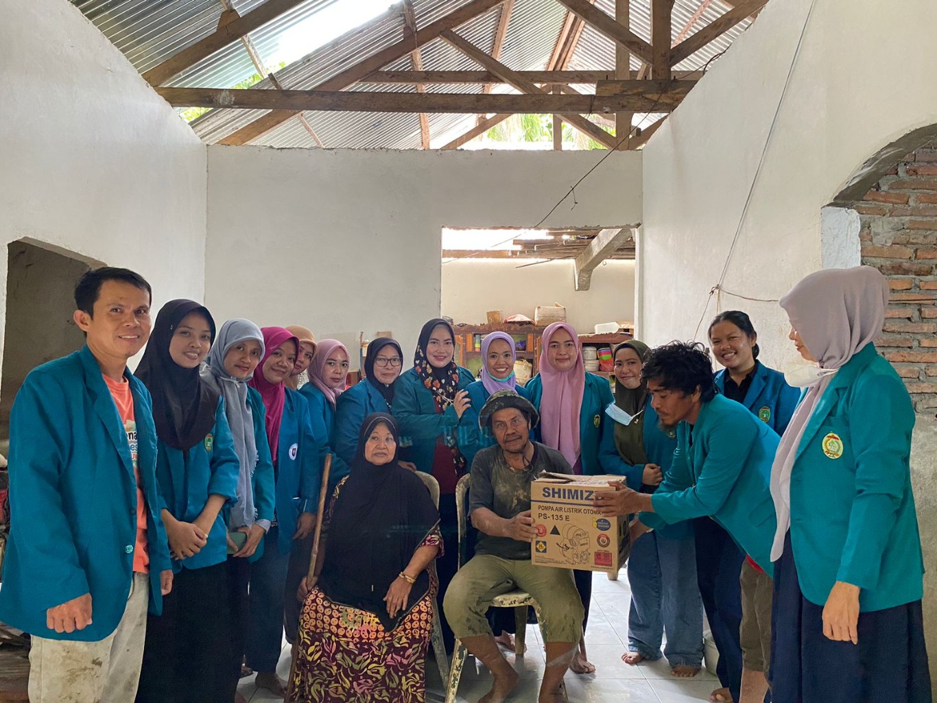 BANTUAN -- Mahasiswa Program Studi Profesi Ners Fakultas Kesehatan Universitas Kurnia Jaya Persada Palopo melaksanakan KKN menyerahkan bantuan kepada warga terdampak banjir, Rabu (29/5).