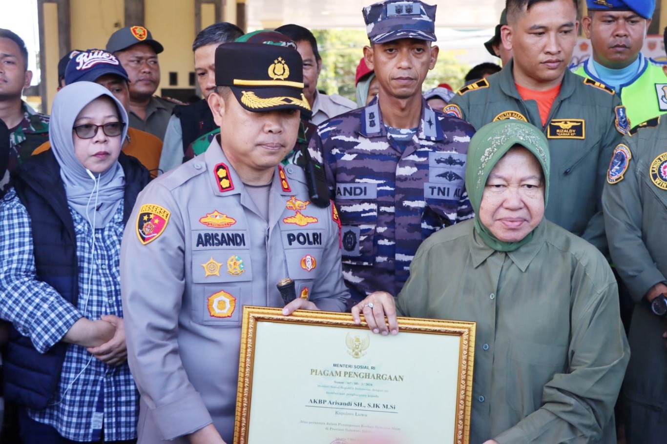 PENGHARGAAN -- Menteri Sosial RI Tri Rismaharini melakukan kunjungan kerja (Kunker) ke lokasi bencana banjir dan tanah longsor yang terjadi di Kabupaten Luwu, Jumat (10/5). Di lokasi yang dikunjungi, Mensos menyerahkan pengahrgaan kepada aparat Pj Gubernur dan aparat TNI/Polri atas peran sertanya dalam menangani bencana.