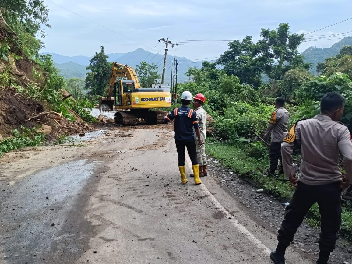 BERSIHKAN LONGSORAN -- Mobil eskavator yang diturunkan ke lokasi longsor di poros Maros-Bone. Tepatnya di wilayah Tompo Ladang, Kecamatan Mallawa.