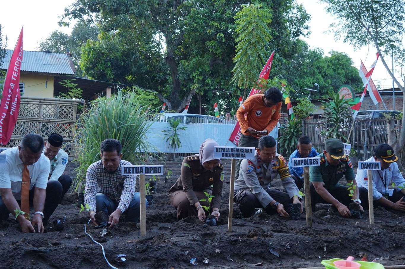 GERAKAN MENANAM -- Tim Penggerak PKK Kabupaten Bulukumba melakukan pencanangan Gerakan Menanam Lombok Nikmati Hasilnya secara serentak di seluruh desa/kelurahan se Kabupaten Bulukumba, Senin (20/5). 