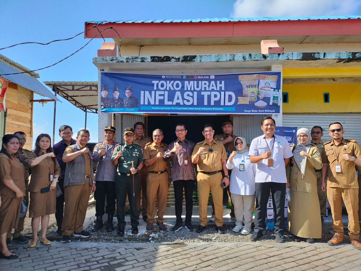MONITORING -- Kantor Perwakilan BI Sulsel melakukan kunjungan ke Kabupaten Bulukumba, Selasa (14/5). Tim BI bersama TPID Sulsel foto bersama usai mengunjungi Bulukumba dalam rangka monitoring program MDC yang dirangkaikan dengan Rapat Koordinasi TPID Kabupaten Bulukumba.
