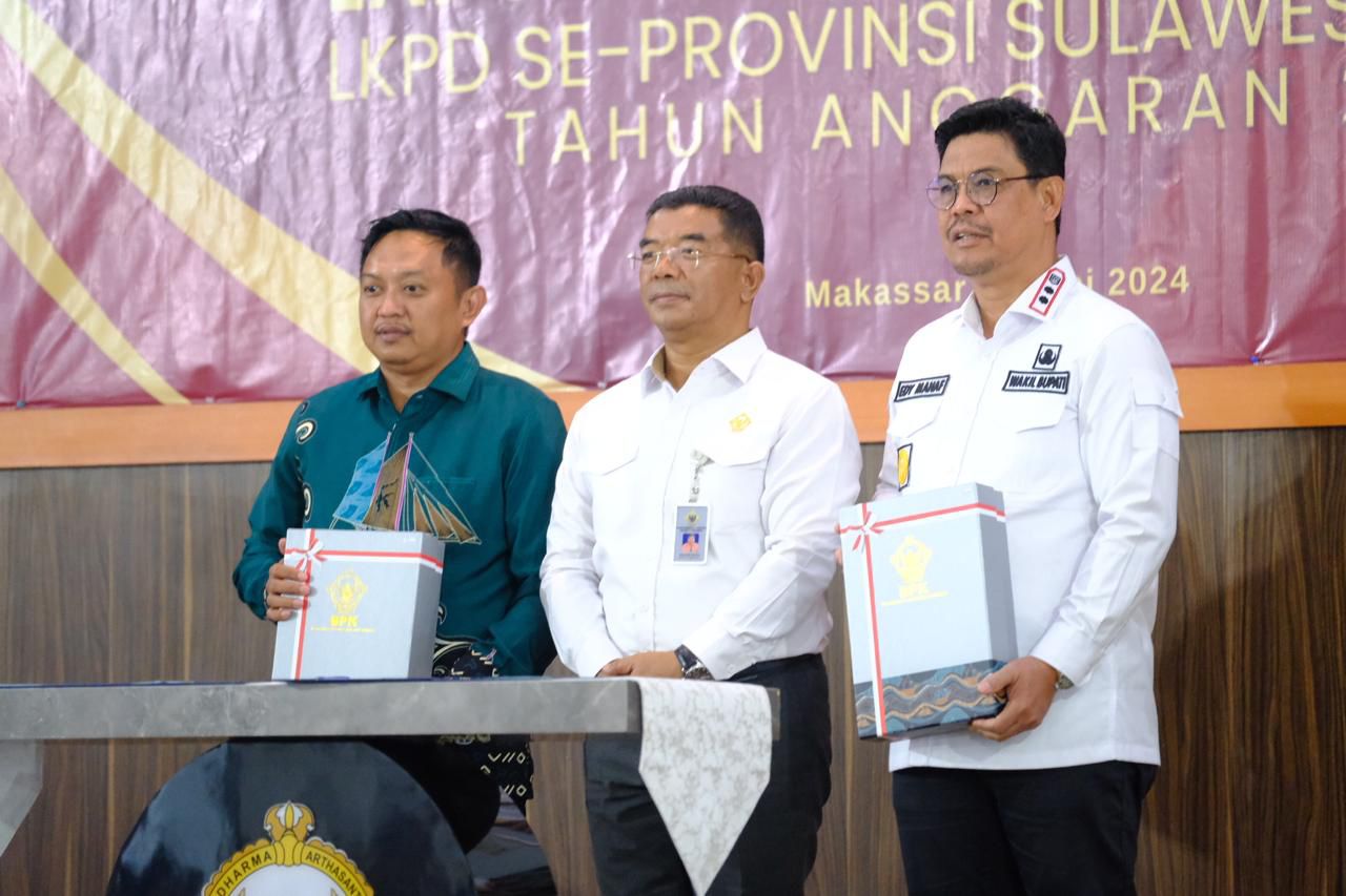 WTP -- Wabup  Bulukumba Edy Manaf foto bersama saat menerima opini WTP atas hasil pemeriksaan LHP BPK atas LKPD Tahun Anggaran 2023 kepada Pemkab Bulukumba di Aula Kantor Perwakilan BPK Sulsel di Makassar, Rabu (29/5). 