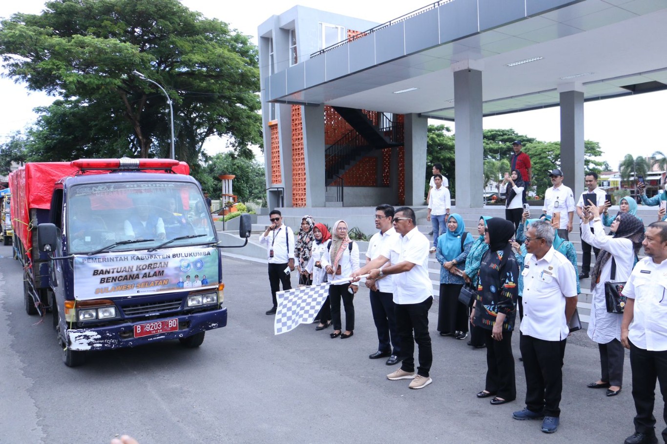 LEPAS BANTUAN -- Pemkab Bulukumba bersama TP PKK Bulukumba menyalurkan bantuan untuk korban bencana di Kabupaten Wajo dan Kabupaten Luwu.  Bantuan dilepas secara resmi oleh Bupati Bulukumba, Andi Muchtar Ali Yusuf di Lapangan Pemuda Bulukumba, Rabu (8/5).