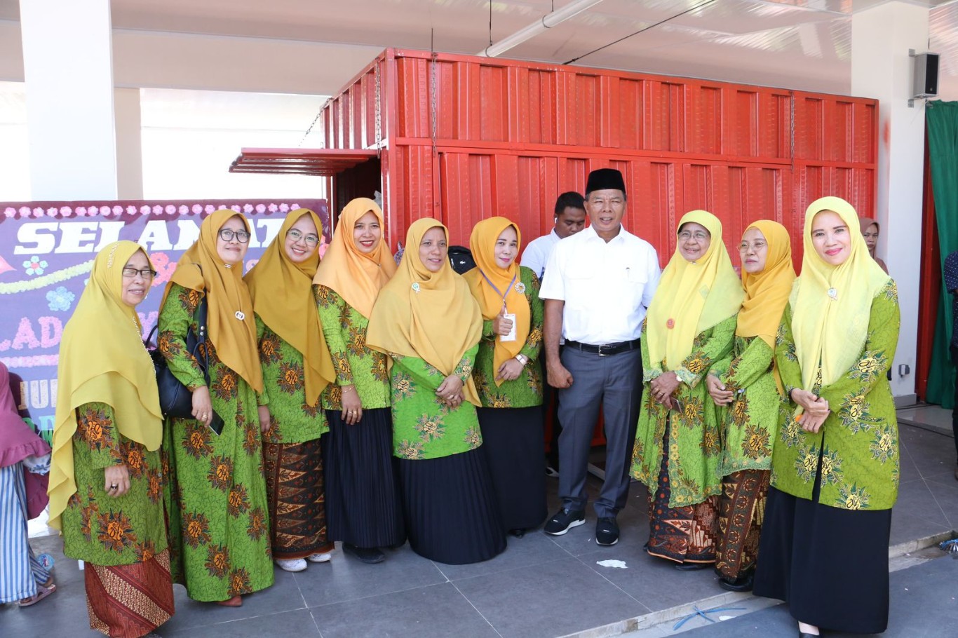 MILAD -- Bupati Bulukumba Andi Muchtar Ali Yusuf foto bersama usai menghadiri peringatan Milad ke-107 Aisyiyah di Top Floor Lantai 4 Gedung Pinisi Bulukumba, Minggu (12/5). 