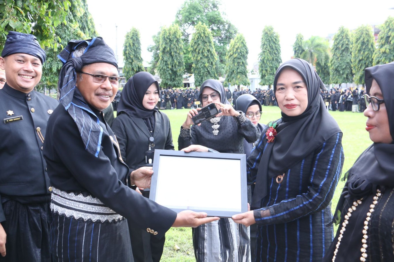UPACARA -- Kepala Dinas Dikbud Bulukumba, Andi Buyung Saputra menyerahkan penghargaan kepada salah seorang tenaga pendidikan lingkup Disdikbud Bulukumba usai pelaksanaan upacara bendera memperingati Hardiknas 2024 di Kabupaten Bulukumba, Kamis (2/5). 