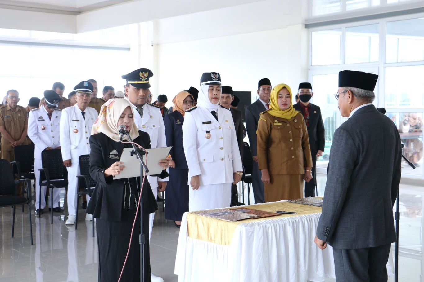 LANTIK -- Sekkab Bulukumba Muh Ali Saleng kembali melantik puluhan pejabat yang pernah dilantik pada 22 Maret 2024 yang lalu setelah keluarnya dua surat persetujuan dari Kemendagri di Aula Kahayya Gedung Pinisi, Senin (6/5). 