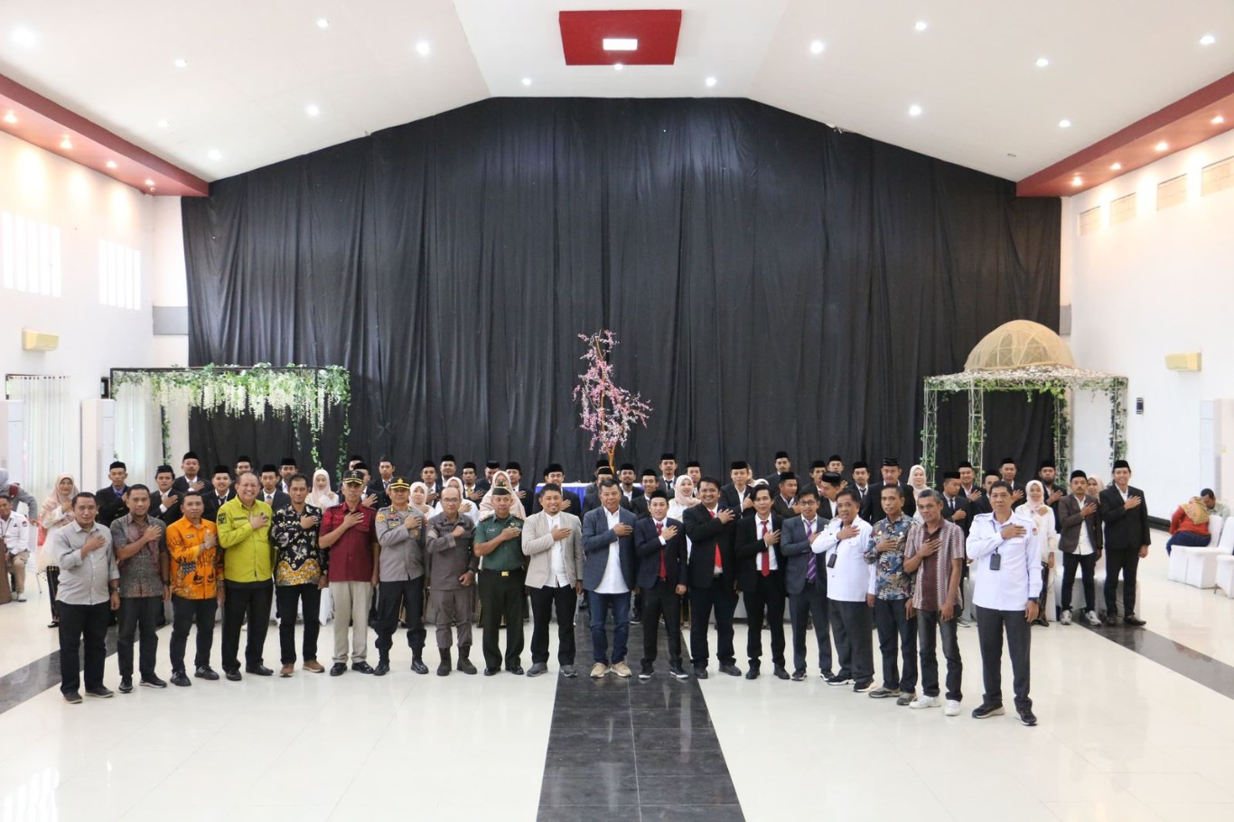 LANTIK -- Bupati Bulukumba Andi Muchtar Ali Yusuf foto bersama usai menghadiri pelantikan Anggota Panitia Pemilihan Kecamatan (PPK) di Ballroom Hotel Agri Bulukumba, Kamis (16/5).