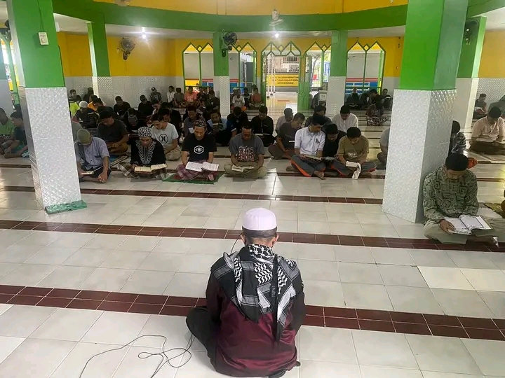 PENGAJIAN -- Ratusan Warga Binaan Pemasyarakatan (WBP)  kelas IIA Bulukumba kembali mengikuti pengajian rutin yang digelar di Masjid Babut Taubah Kompleks Lapas Bulukumba Jumat (3/5). 