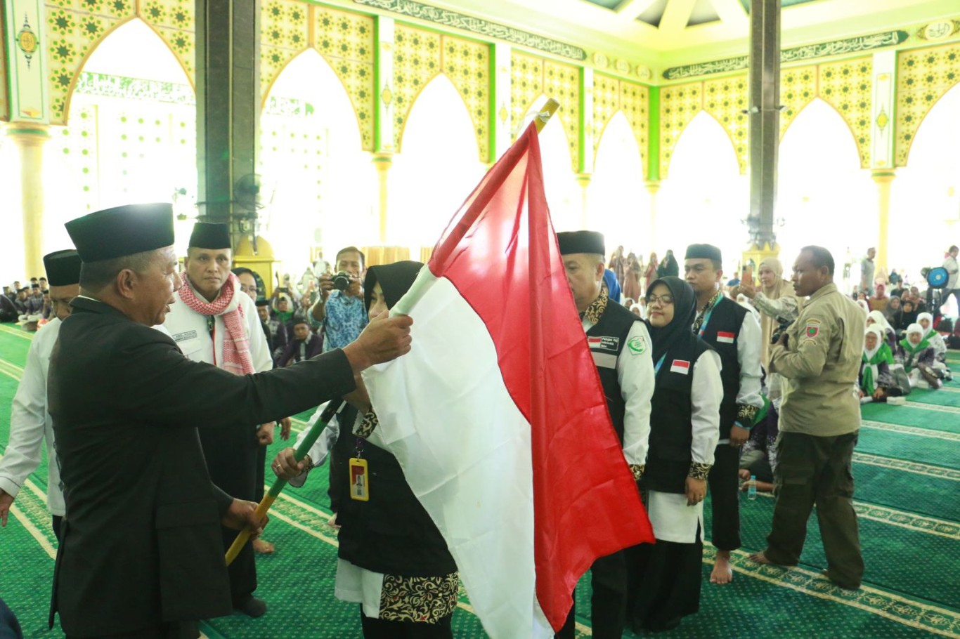 LEPAS JCH -- Bupati Bulukumba Andi Muchtar Ali Yusuf melepas secara resmi rombongan JCH Bulukumba yang tergabung dalam Kloter 17 Embarkasi Makassar di Masjid Islamic Center Dato Tiro, Senin (20/5).