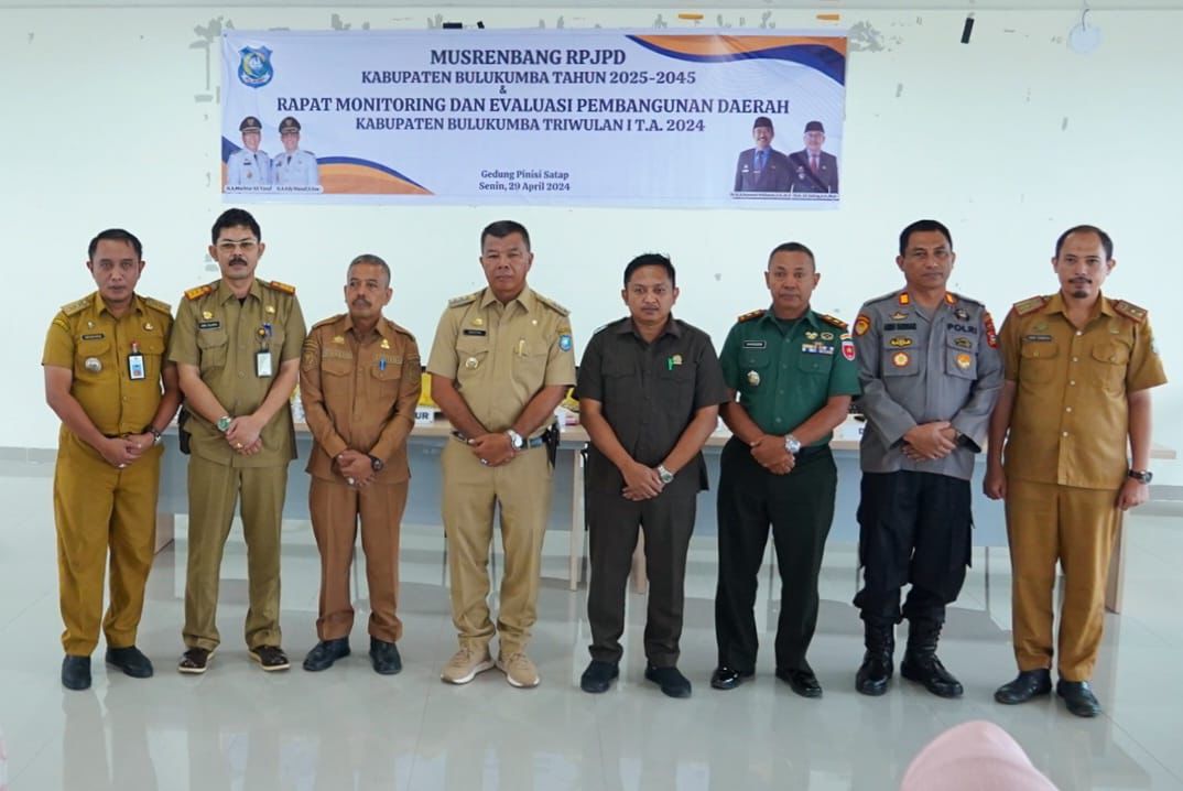 MUSRENBANG -- Badan Perencanaan Pembangunan Riset dan Inovasi Daerah (Bapperida) Pemkab Bulukumba menggelar Musrenbang Rencana Pembangunan Jangka Panjang Daerah (RPJPD) Kabupaten Bulukumba 2025-2045 di Aula Kahayya Gedung Pinisi Bulukumba, Senin (29/4).