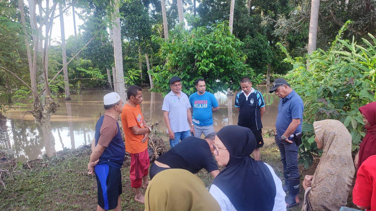 TINJAU -- Bupati Bulukumba Andi Muchtar Ali Yusuf meninjau lokasi banjir di tiga kecamatan usai mengikuti kegiatan di Desa Kahayya Kecamatan Kindang. Peninjauan berlangsung hingga malam hari. Di lokasi banjir, Andi Utta sapaan didampingi Sekkab Ali Saleng dan beberapa kepala OPD.