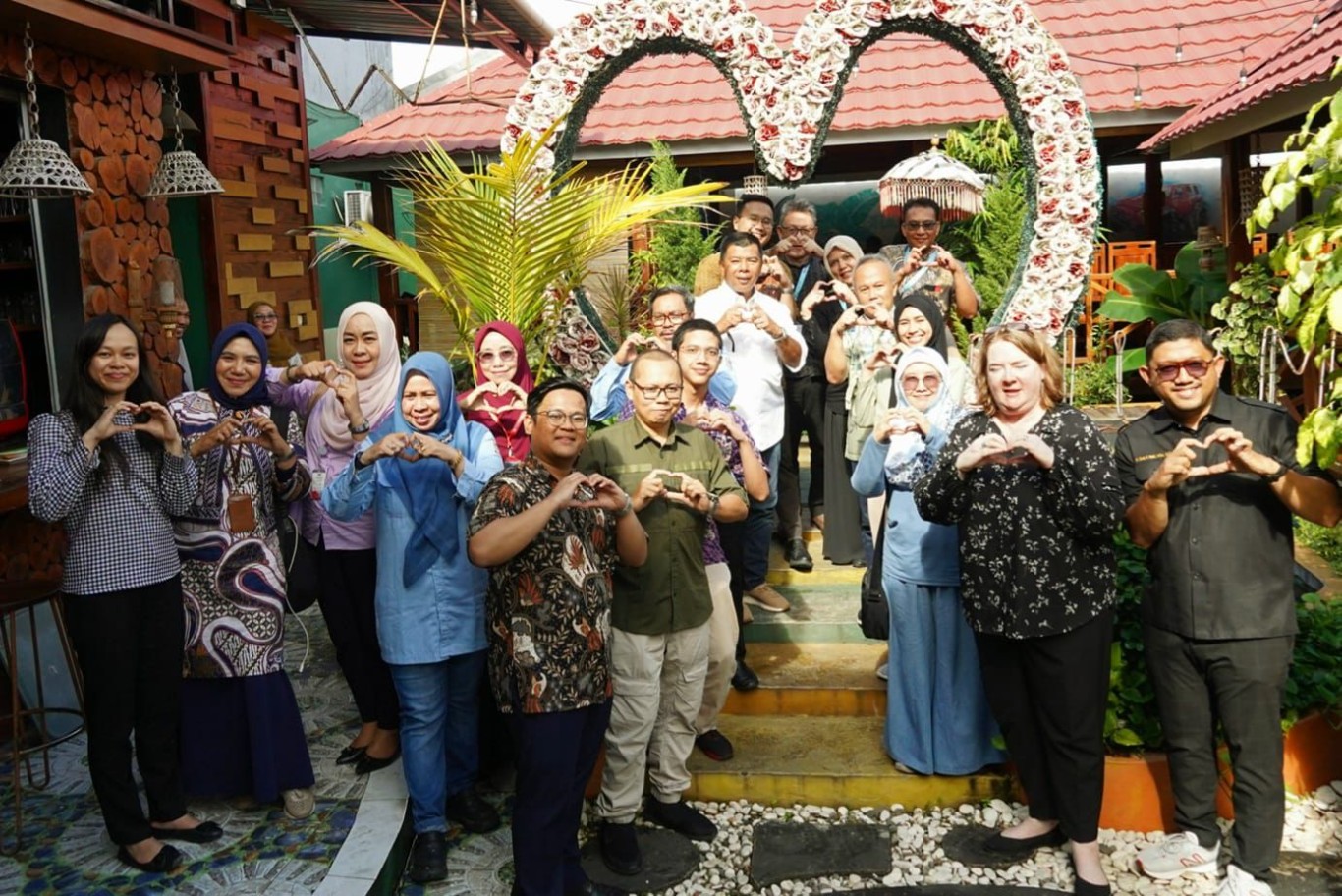 KUNJUNGAN -- Bupati Bulukumba Andi Muchtar Ali Yusuf foto bersama usai menerima kunjungan tim USAID MOMENTUM-ILP yang dihadiri Chief of Party USAID Momentum Maryjane Lacoste di Bulukumba, Kamis 16/5). 