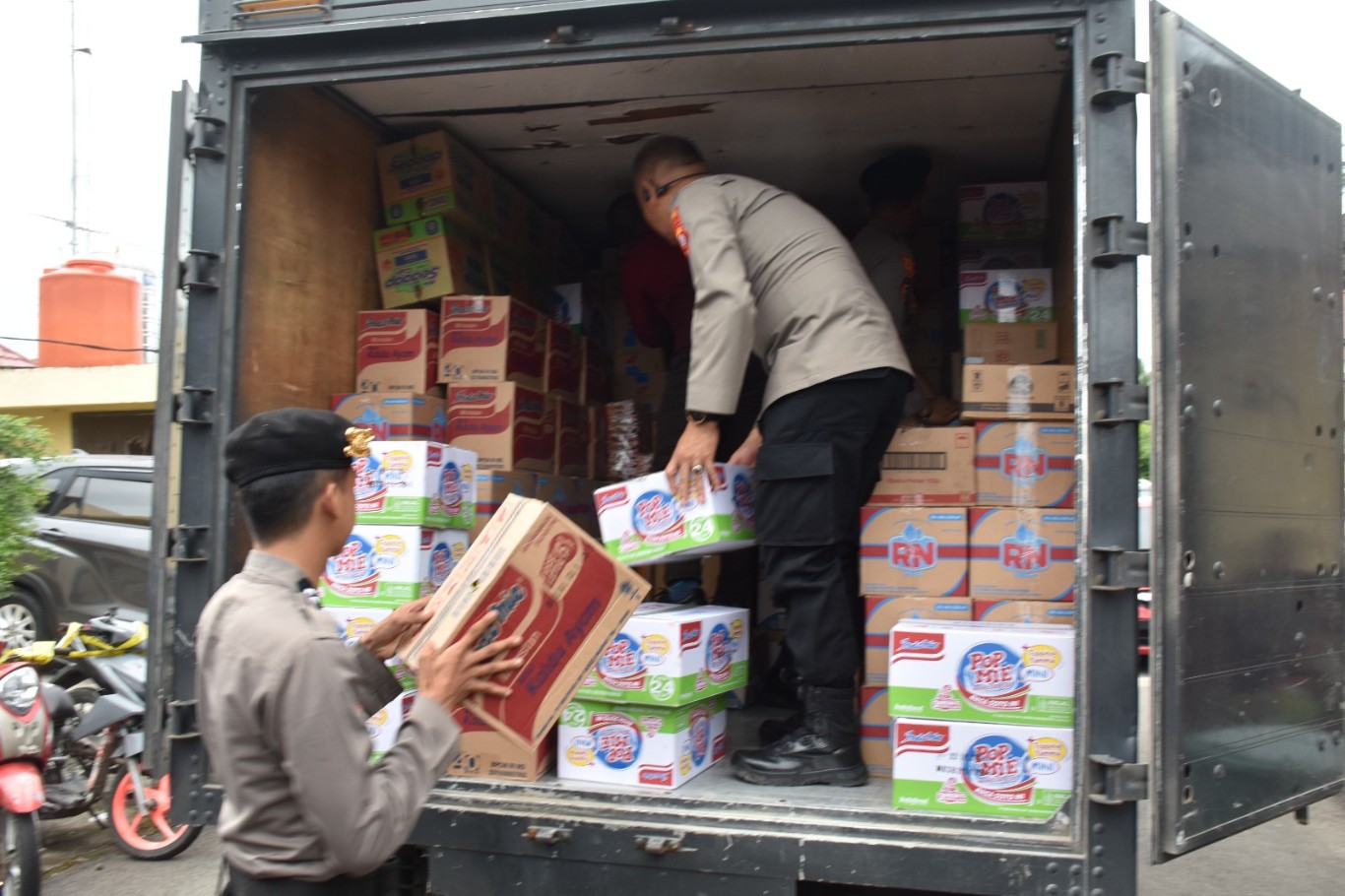 KIRIM BANTUAN -- Polres Bulukumba mengirimkan bantuan kemanusiaan kepada korban bencana banjir di Kabupaten Wajo, dan Luwu. Bantuan Logistik tersebut terdiri berbagai macam kebutuhan pokok dan makanan instan serta air mineral. 