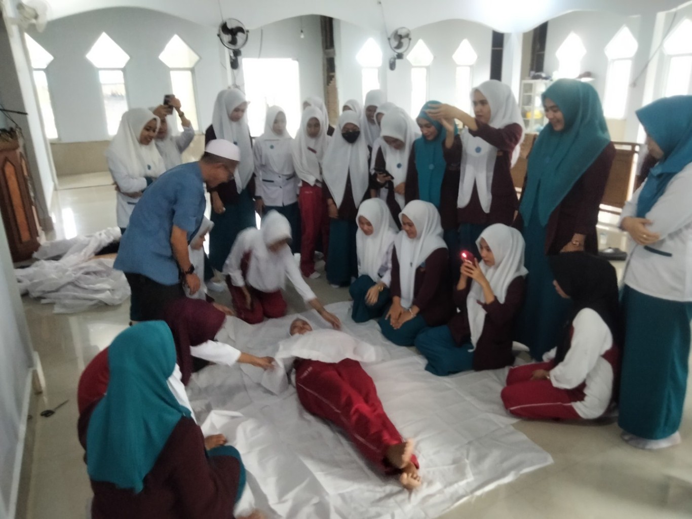 KULIAH PRAKTEK -- Mahasiswa semester dua program studi Anakes Stikes Panrita Husada Bulukumba mengikuti praktek penyelenggaraan jenazah pada mata kuliah Pendidikan Agama di Masjid Al-Afiat Kampus Stikes Panrita Husada, Sabtu (4/5).