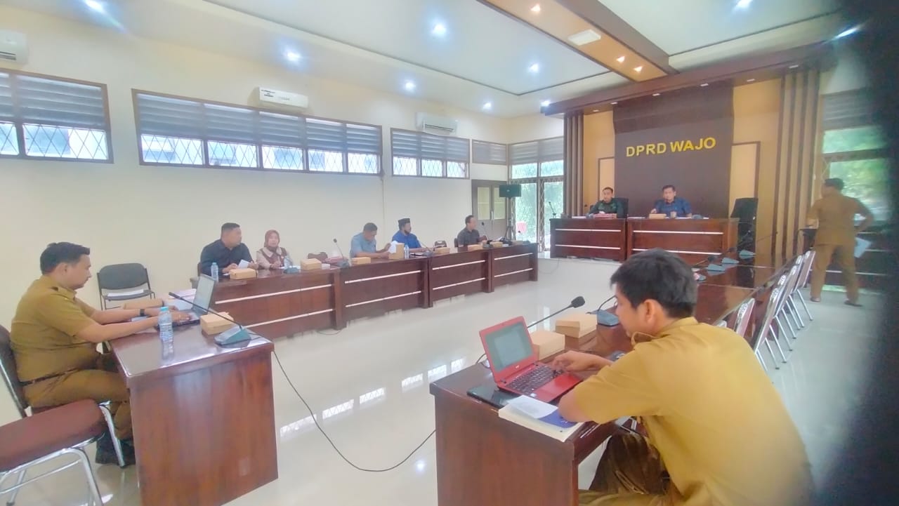 DIBAHAS -- Panitia Khusus (Pansus) I DPRD Wajo menggelar rapat untuk membahas Rancangan Peraturan Daerah (Ranperda) tentang perubahan atas Perda Nomor 14 Tahun 2017 tentang pembentukan produk hukum daerah di Ruang Rapat Paripurna Mini DPRD Wajo, Selasa (30/4). 