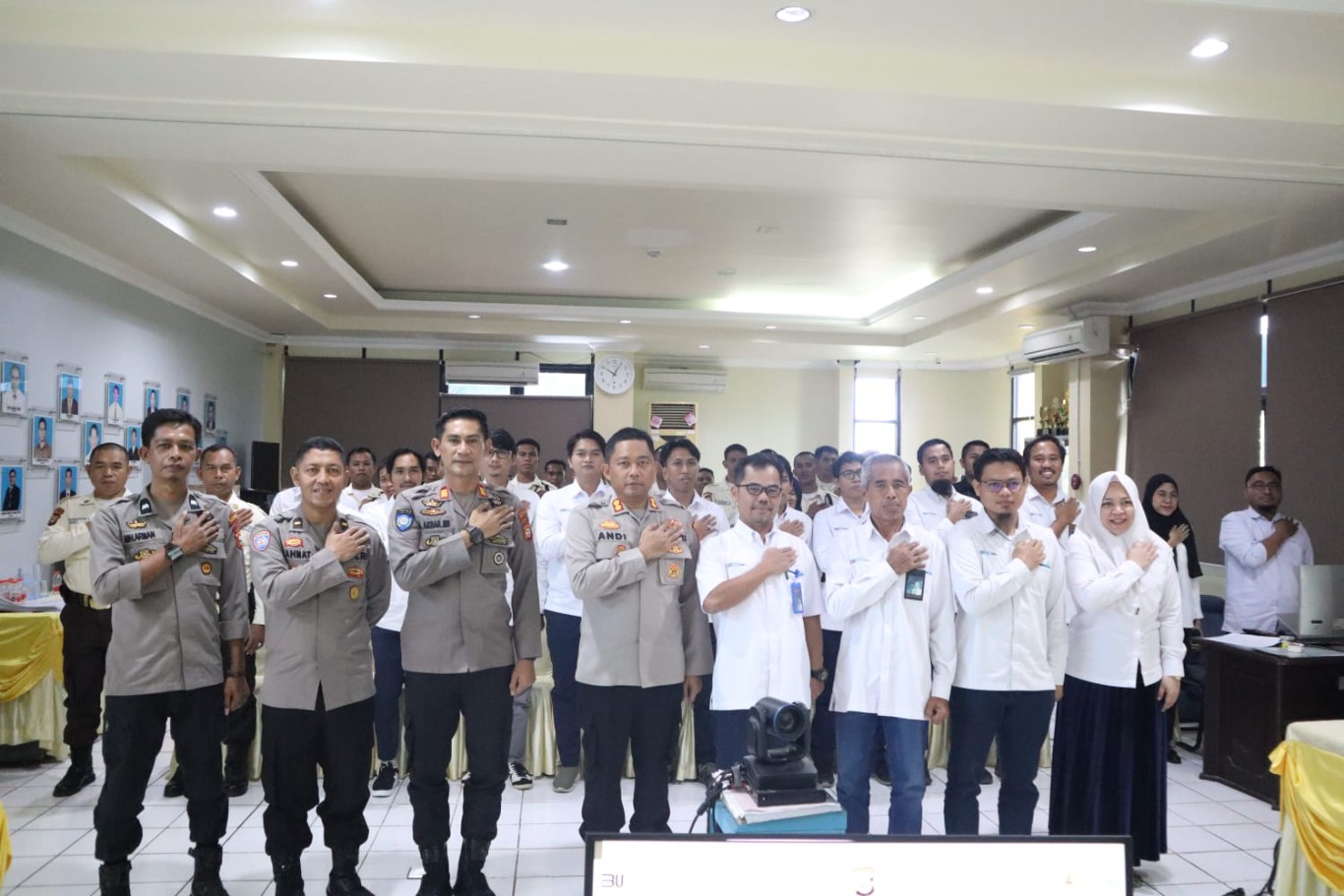AWARENESS -- Kapolres Bulukumba AKBP Andi Erma Suryono menyampaikan arahan pada kegiatan Security Awareness dengan tema "Sistem Manajemen Keamanan di Aula Kantor PLN Persero Bulukumba, Senin (27/5).