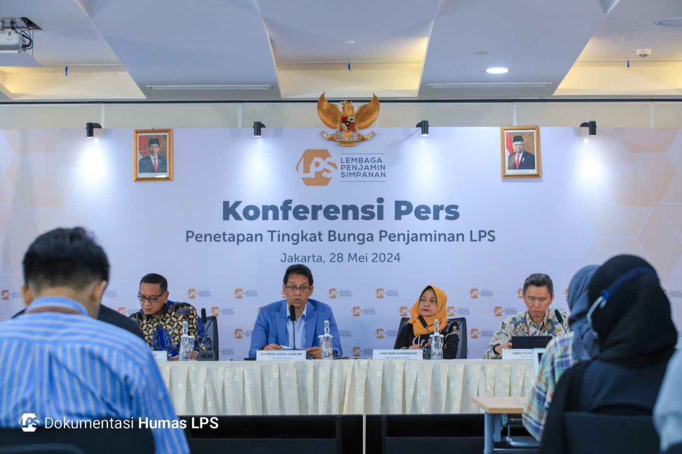 BUNGA PENJAMINAN -- Ketua Dewan Komisioner LPS, Purbaya Yudhi Sadewa (dua dari kiri) diiringi dewan komisioner lainnya saat konferensi pers terkait tingkat bunga penjaminan.