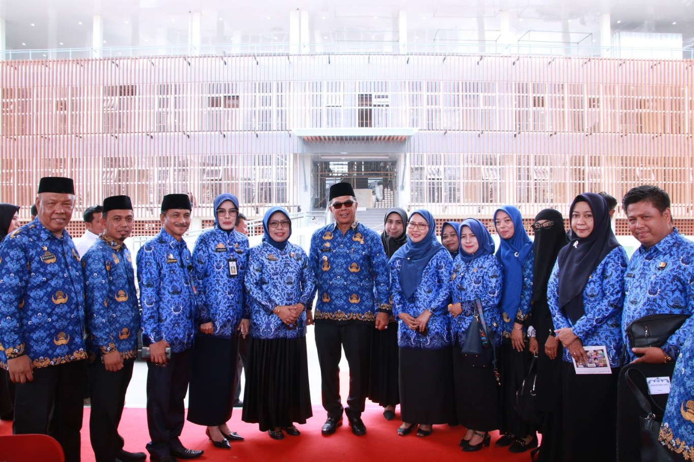TERIMA TPP -- Bupati Bulukumba Andi Muhtar Ali Yusuf foto bersama ASN Pemkab Bulukumba usai kegiatan upacara di Kantor Pemkab Bulukumba, Selasa (7/5). Dalam wamktu dekat ASN Bulukumba akan menerima TPP setelah mendapat persetujuan dari Mendagri.
