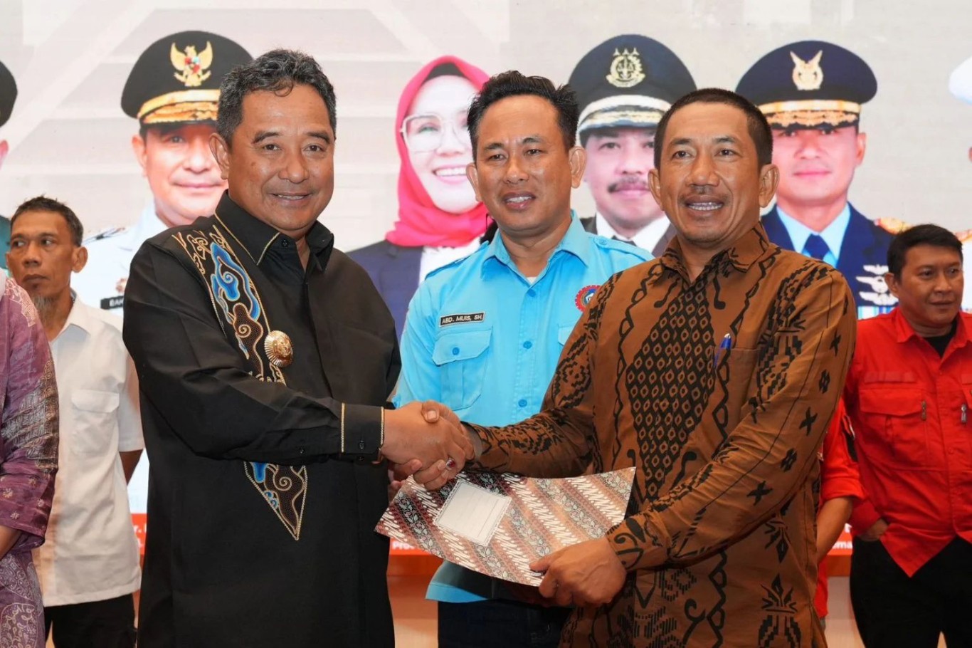 ist BERTEMU--Pj Gubernur Sulsel Bahtiar Baharuddin bertemu Ketua Panitia Peringatan Mayday 2024 Tingkat Provinsi Sulsel, Andi Mallanti, di Aula Tudang Sipulung, Rumah Jabatan Gubernur pada Senin malam (30/4).