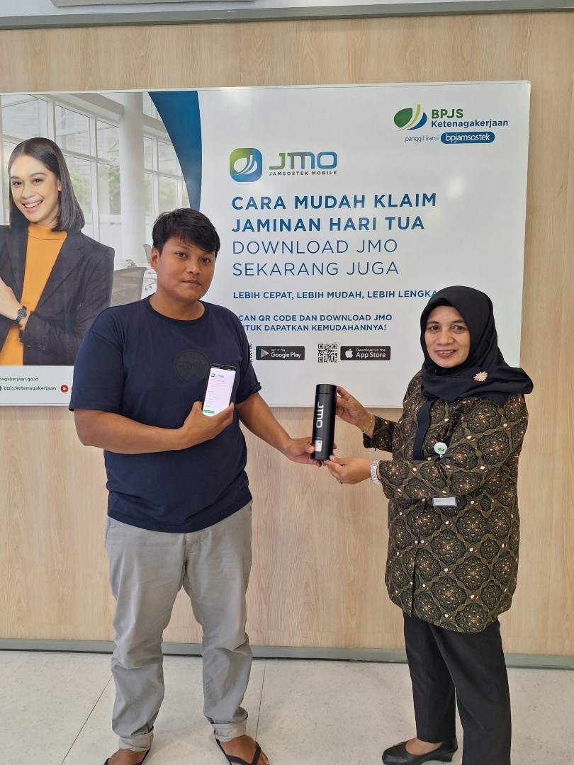CINDERAMATA -- Kepala BPJS Ketenagakerjaan Cabang Palopo, Muminati, saat menyapa dan memberikan cinderamata kepada peserta saat memperingati Hari Buruh Internasional, kemarin.