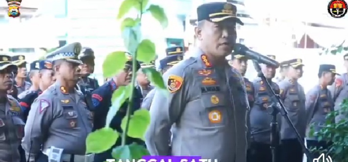 DEMO -- Kapolrestabes Makassar, Kombes Pol Mokhamad Ngajib memberi pengarahan saat memimpin apel kesiapan pengamanan demo buruh di bawah flyover Jalan Urip Sumohardjo.