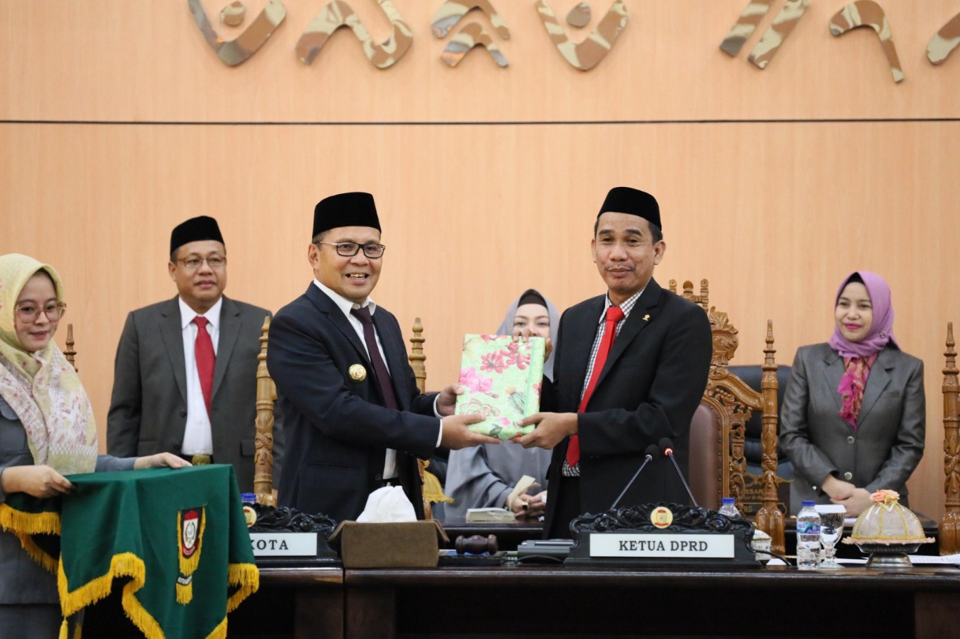 ist RANPERDA--Wali Kota Makadssar Moh Ramdhan Pomanto menerima ranperda RPJMD dari Ketua DPRD Kota Makassar Rudiyanto Lallo saat  Rapat Paripurna di DPRD Kota Makassar, Senin (27/5).