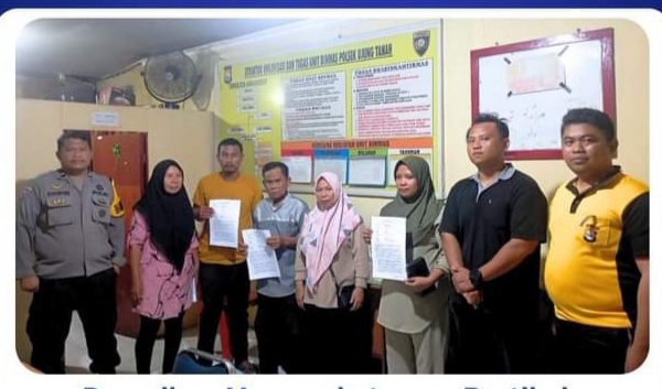 IST DIDAMAIKAN -- Kedua belah pihak setelah didamaikan memegang surat pernyataan untuk tidak mengulangi perbuatan berfoto bersama personil Bhabinkamtibmas Polsek Ujung Tanah.