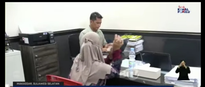 DIPERIKSA -- Ibu Rumah Tangga penampar seorang polisi Bhabinkamtibmas saat menjalani pemeriksaan oleh pihak kepolisian untuk mempertanggungjawabkan perbuatannya.