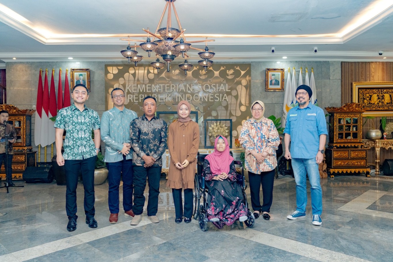 DONASI -- Penyerahan donasi #RodaKebaikan di Kementerian Sosial RI oleh Taufiqurrakhman, Head of Digital Customer Experience Department Hyundai Motors Indonesia serta Asep Haekal, Head of Strategy, Integrated Marketing Communication Transport & GFB, Grab Indonesia didampingi Menteri Sosial RI, Tri Rismaharini didampingi Andy F. Noya, Founder & CEO BenihBaik.com; 