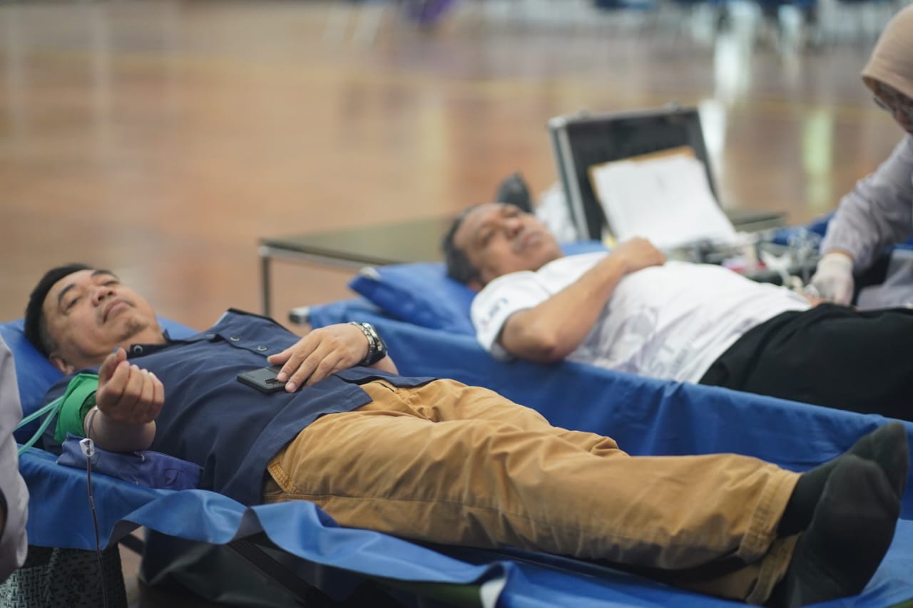 DONOR DARAH -- Suasana kegiatan donor darah yang digelar SKST di auditorium kantor pusat PT Semen Tonasa, Jumat (3/5).