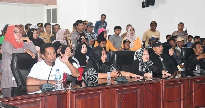 RDP -- DPRD Pinrang menggelar RDP membahas aspirasi masyarakat Desa Babana, Kecamatan Duampanua, Kabupaten Pinrang yang menolak adanya tambang pasir di ruang rapat paripurna DPRD Pinrang, Senin (27/5). 
