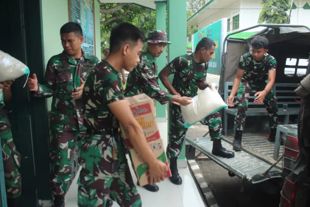 DISTRIBUSI BANTUAN -- Posko Penanggulangan Bencana Alam Kodim 1419/Enrekang menyalurkan bantuan kepada masyarakat terdampak bencana alam dibeberapa Kecamatan di Kabupaten Enrekang, Senin (20/5). 