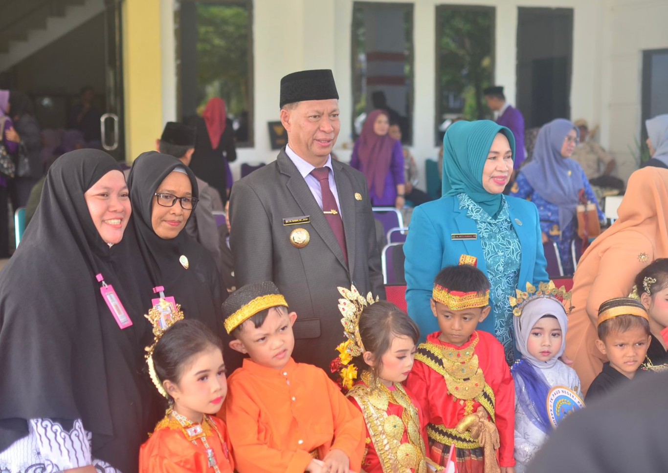HARDIKNAS -- Pj Bupati Enrekang H Baba foto bersama usai memperingati Hari Pendidikan Nasional (Hardiknas) tahun 2024 dengan menggelar upacara di Kantor Bupati Enrekang, Kamis (2/5). 