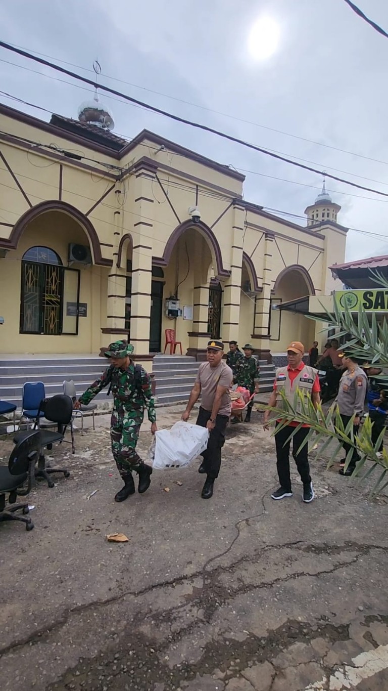 BERSIH-BERSIH -- Pj Bupati Enrekang H Baba turut serta membersihkan sisa-sisa sampah di lokasi banjir dan longsor bersama personel gabungan untuk membantu masyarakat agar lokasi bencana banjir dan longsor bersih dari sampah. 