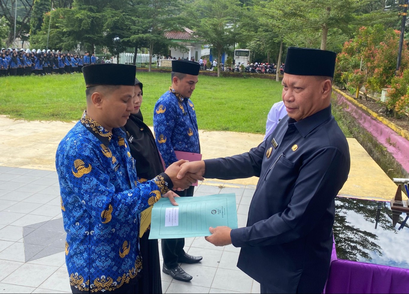 SERAHKAN SK -- Pj Bupati Enrekang H Baba menyerahkan SK pengangkatan CPNS dan PPPK formasi 2023 di Kantor Bupati Enrekang, Rabu (29/5)