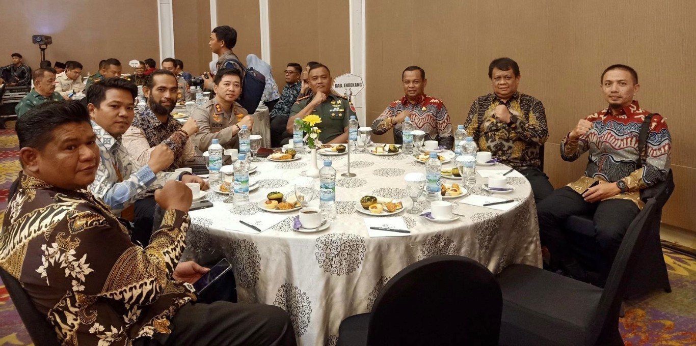 SOSIALISASI -- Pj Sekkab Andi Sapada didampingi Kepala Badan Keuangan dan Aset Daerah (BKAD) Permadi Hasan menghadiri sosialisasi penyelenggaraan tahapan Pemilihan Kepala Daerah serentak di Sulsel Tahun 2024 di hotel Claro Makassar, Sabtu (18/5). 
