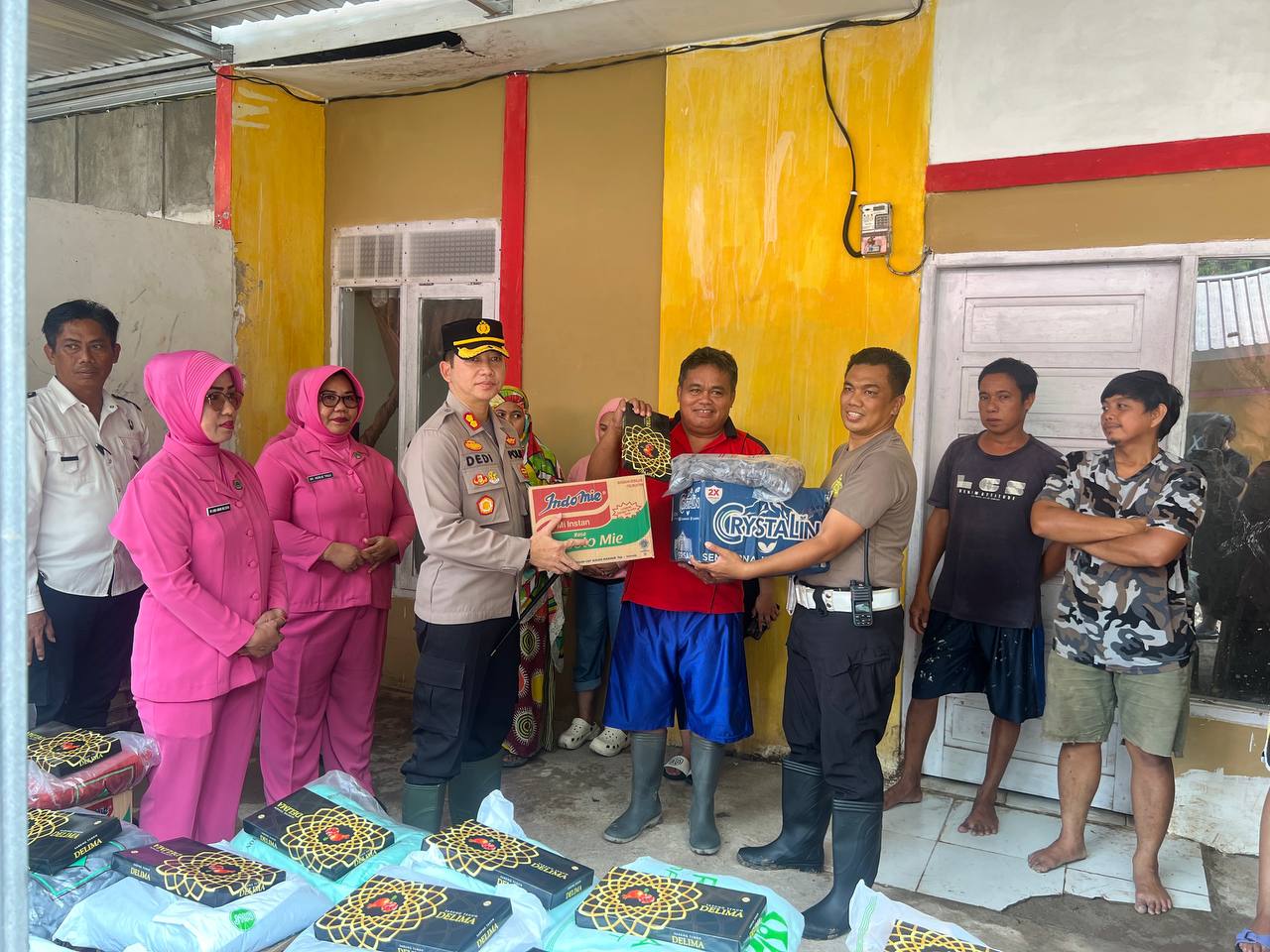 BANSOS -- Kapolres Enrekang AKBP Dedi Surya Dharma menyerahkan Bansos Polri peduli korban bencana alam banjir dan longsor di Kabupaten Enrekang kepada warga terdampak, Senin (6/6). 