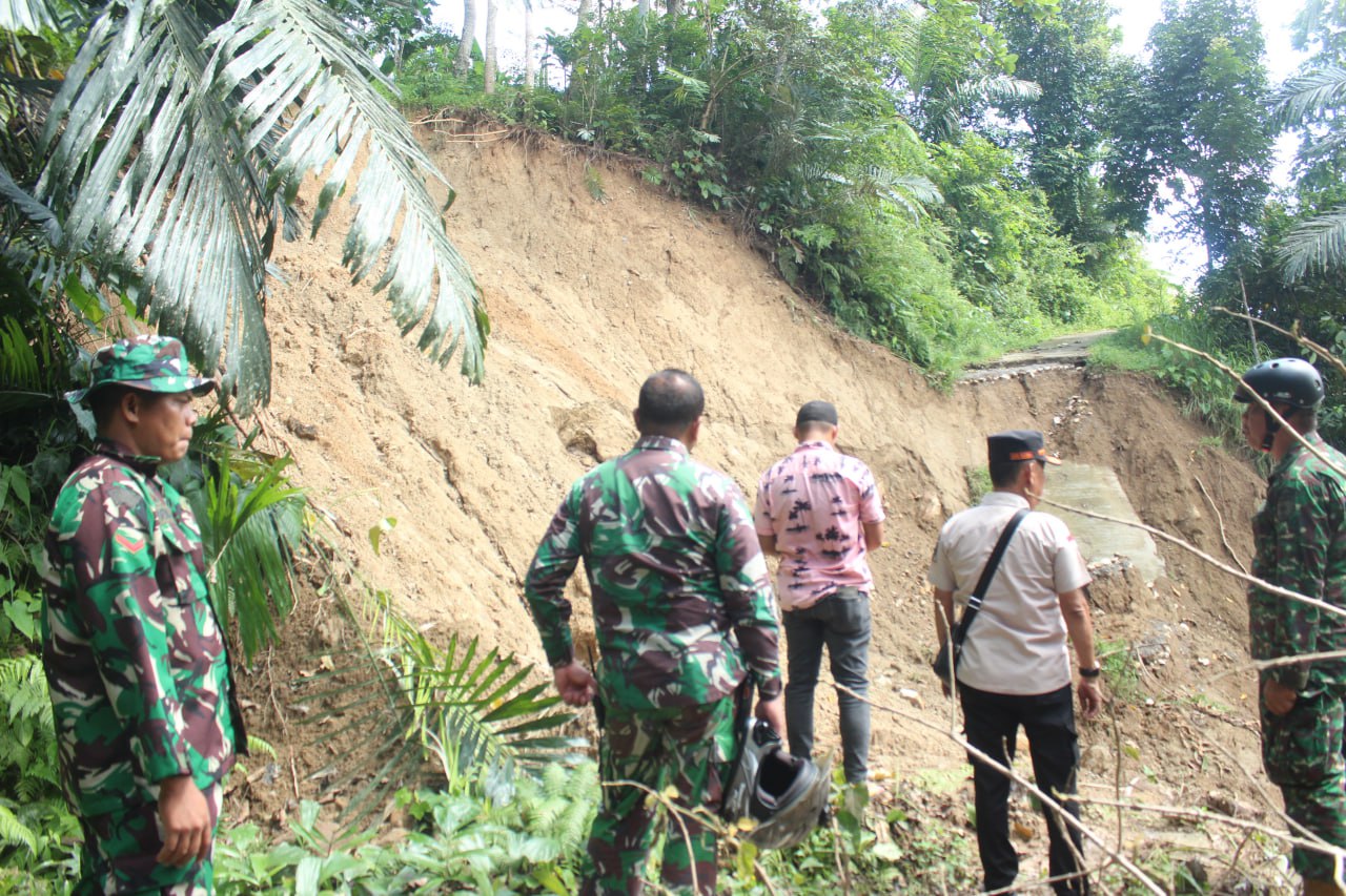 SALURKAN BANTUAN -- Satgas Penanggulangan bencana kembali menyalurkan bantuan yang dipimpin Komandan Satgas penanggulangan bencana alam Kabupaten Enrekang Letkol (Inf) Augustiar Adinegoro, S. Hub. Int bersama Kalaksa BPBD Arsil Bagenda didampingi Danramil 01/Maiwa Letda (Inf) Hamzah Tahir di Desa Palakka Kecamatan Maiwa Kabupaten Enrekang, Senin (13/5).