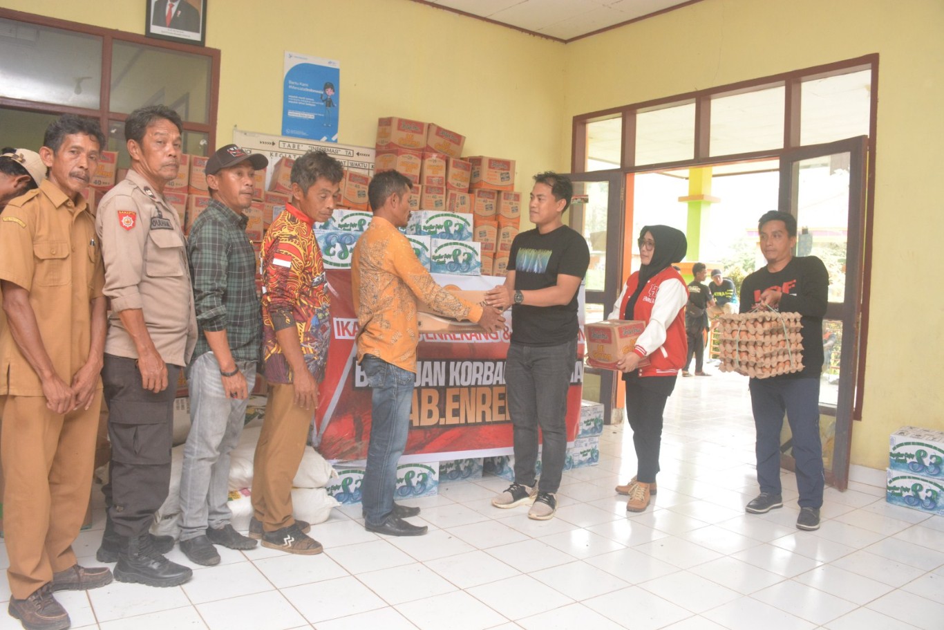 SERAHKAN BANTUAN -- Ketua IKA Unhas dan IOF Kabupaten Enrekang Mitra Fahruddin saat menyerahkan bantuan kepada korban bencana di Kecamatan Bungin Kabupaten Enrekang baru-baru ini.