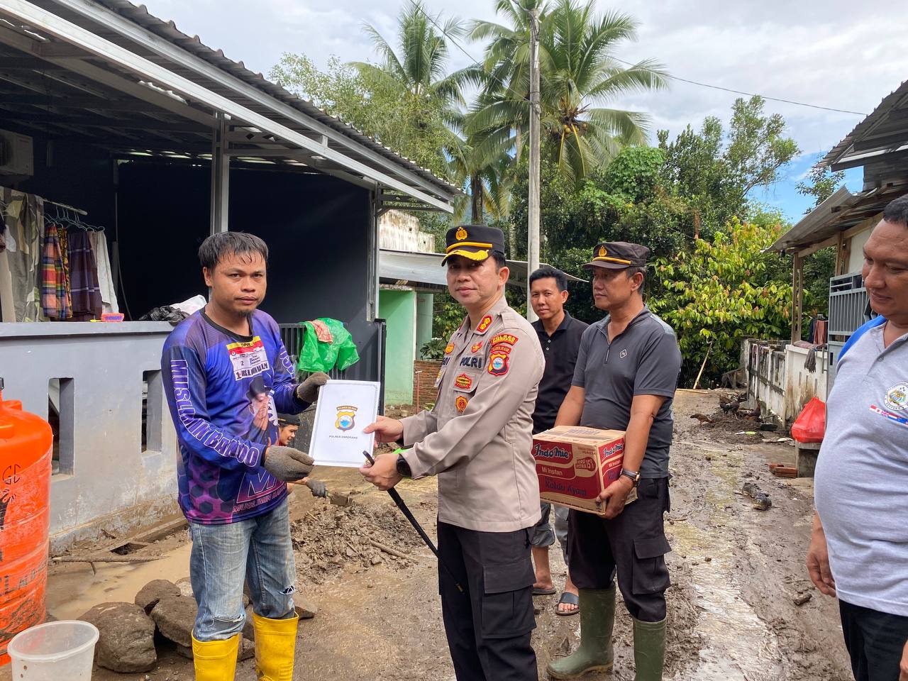 BANTUAN -- Kapolres Enrekang AKBP Dedi Surya Dharma meninjau rumah warga korban banjir di Kecamatan Enrekang, Kabupaten Enrekang sekaligus menyerahkan bantuan kepada tujuh warga terdampak bencana, Rabu (1/5).